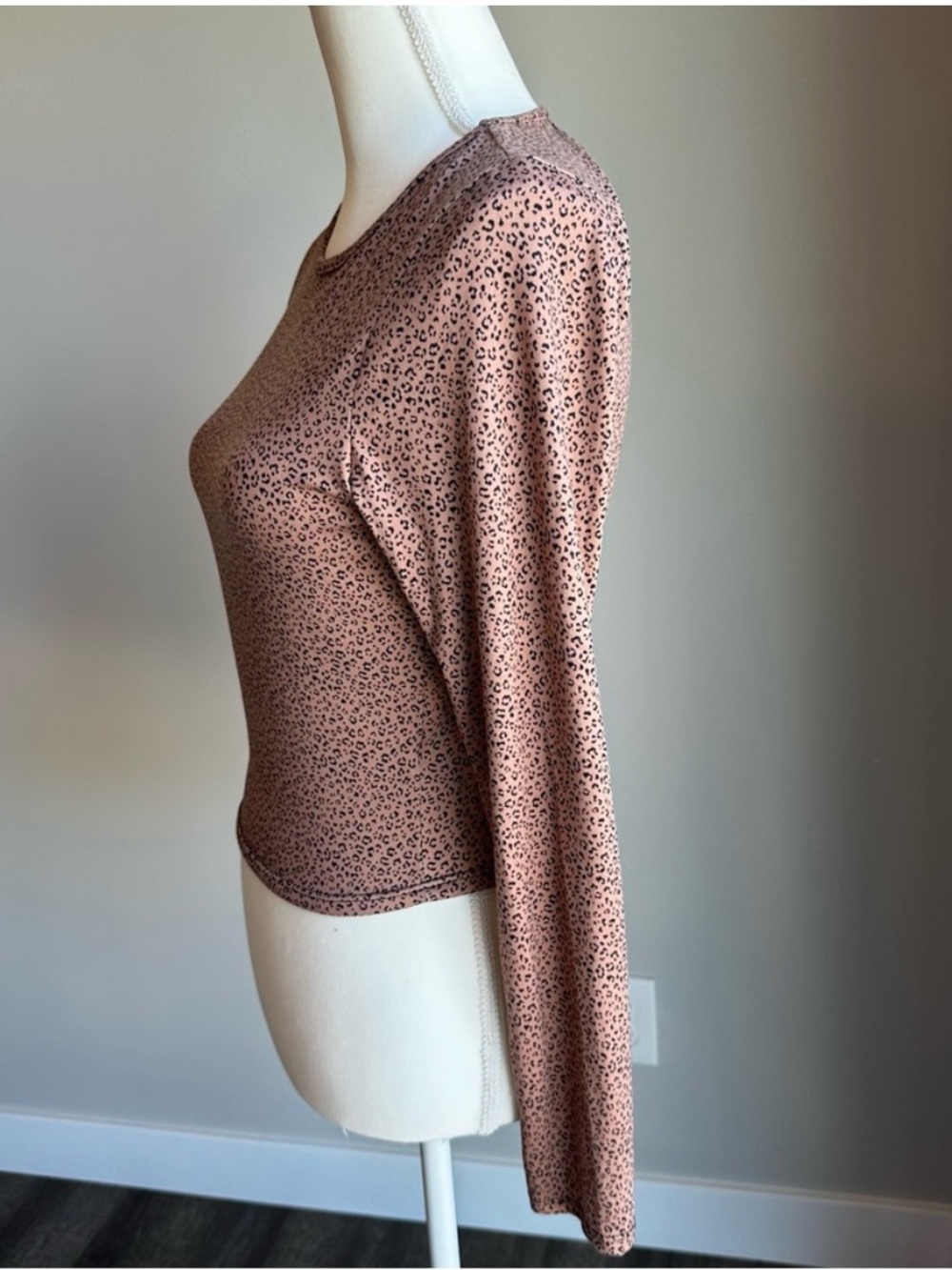 Gaze DTLA NWT Long Sleeve Cropped Leopard Print Top - Tan Size Small - Picture 4 of 11